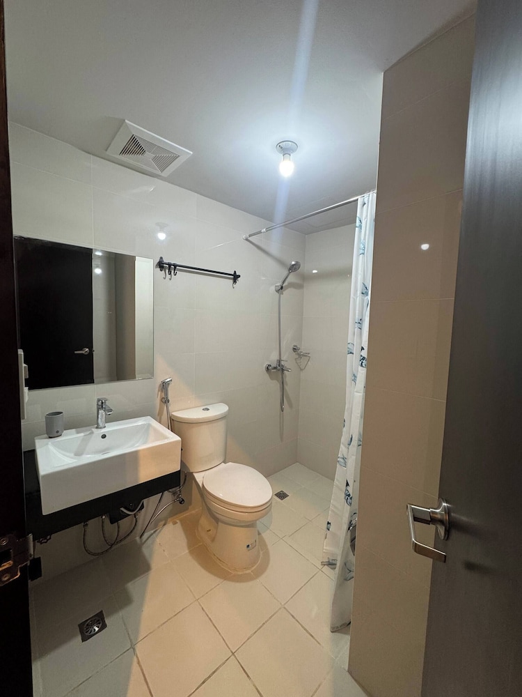 Modern & Spacious 2BR 68 sqm Condo in Manhattan Heights Pool View