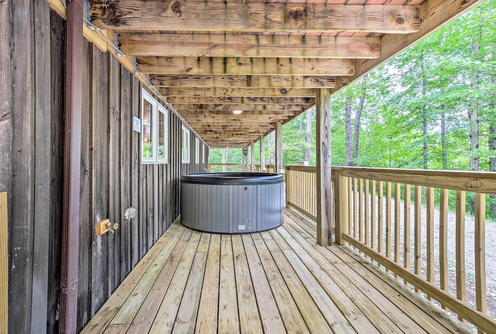 Hike & Zip-line: Red River Gorge Cabin w/ Hot Tub! view 3