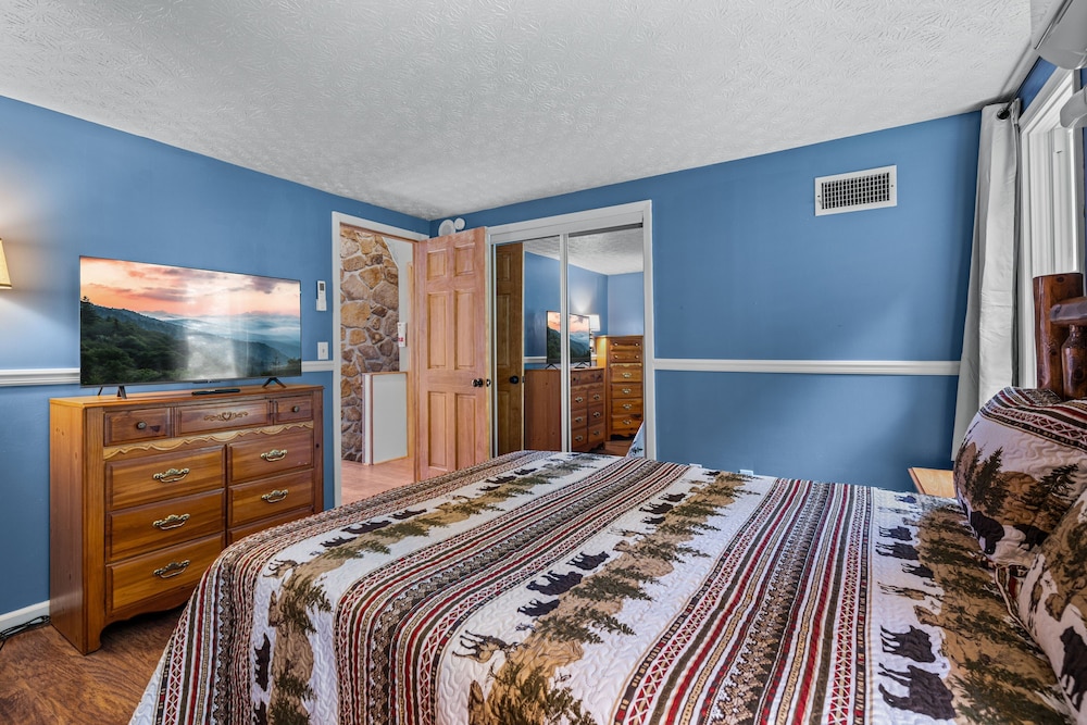 Smoky Everest 4 Bedroom Chalet