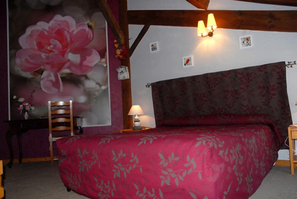 Les Arbousiers en Sabres — hotel room