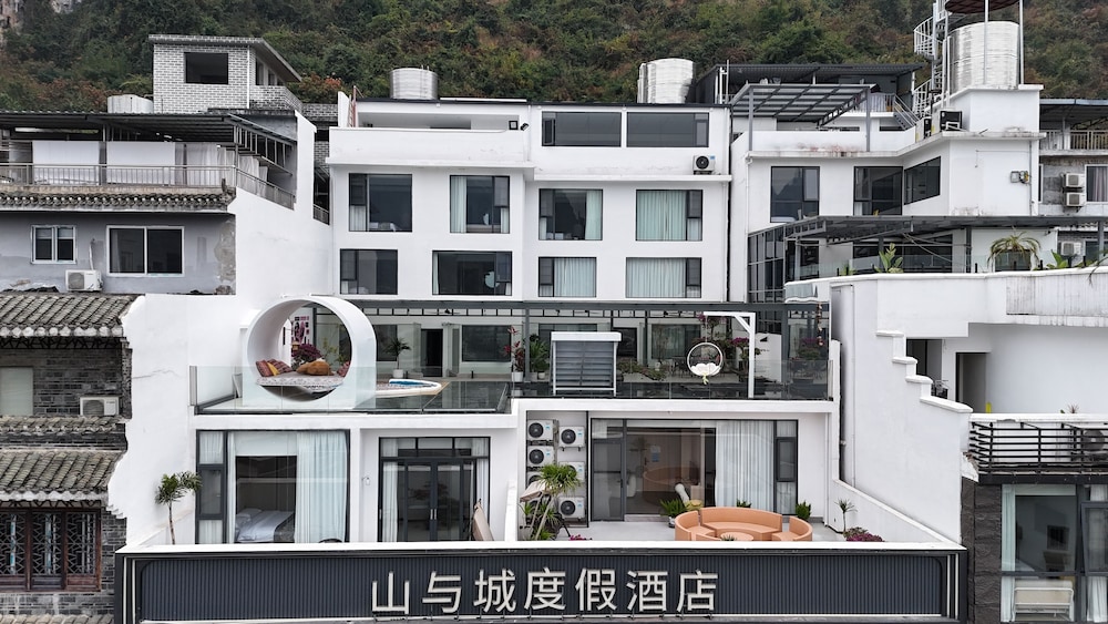 Yangshuo Mountain and City Resort