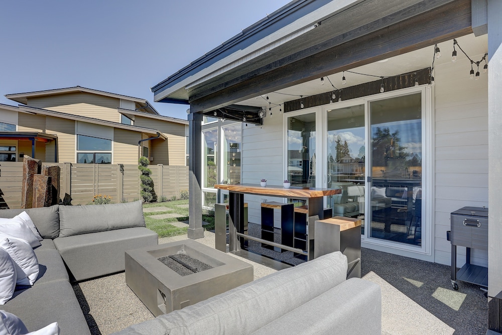 Ruby Peak *30 Day Minimum 4 Bedroom Home by RedAwning