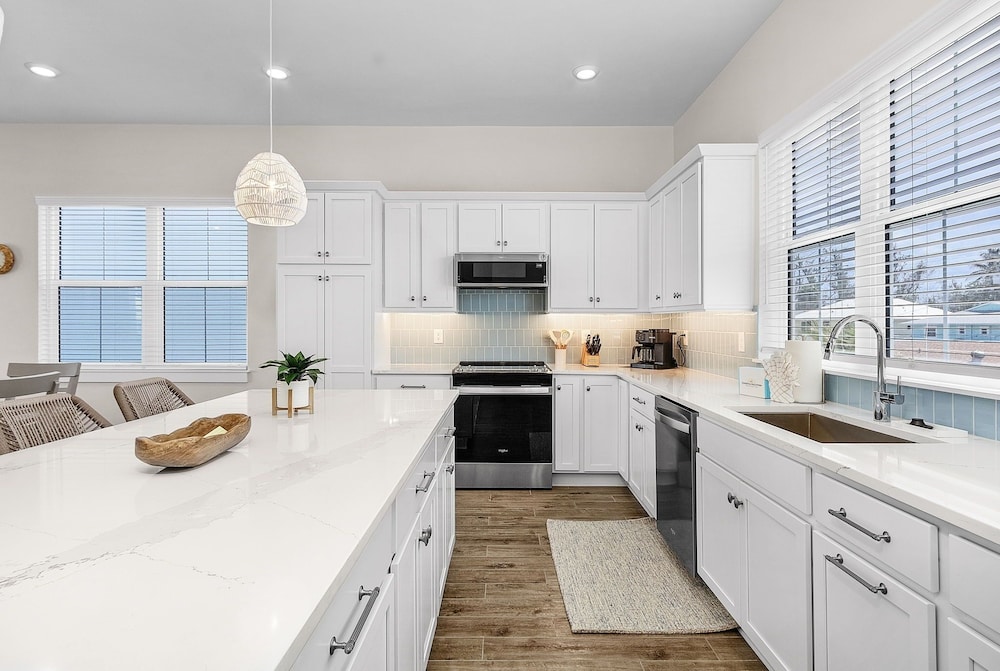 209 Seabreeze Escape: NEW Spacious 5-Bedroom Pool Home 5 Home