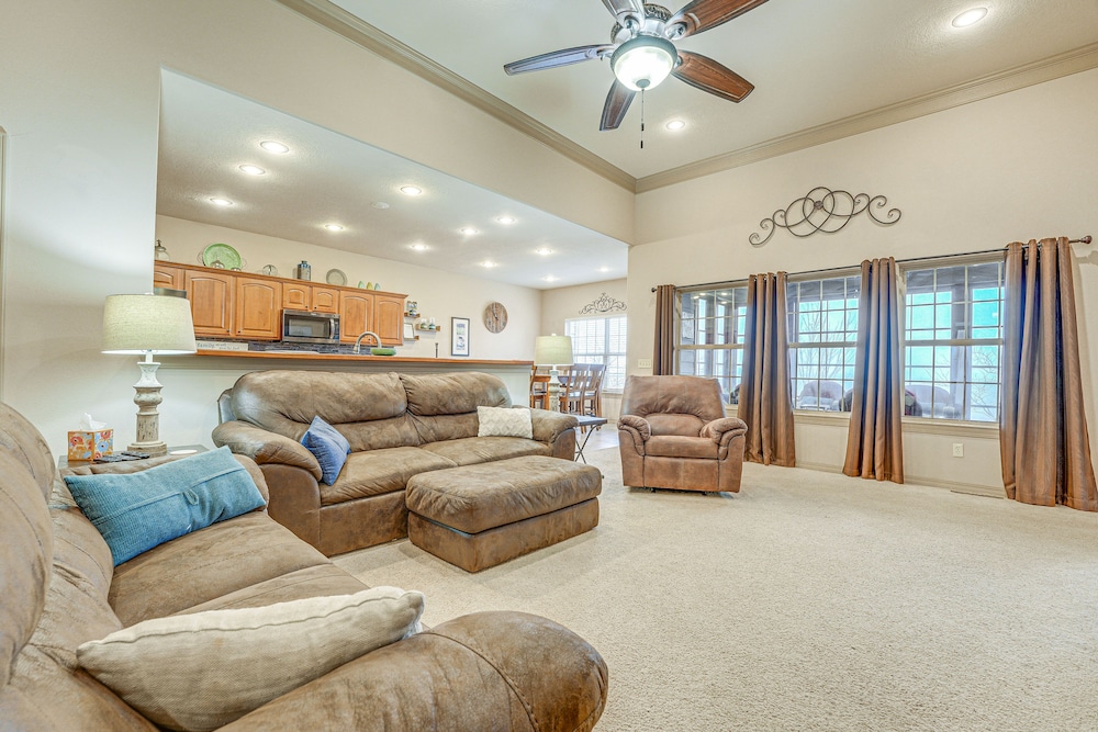 Relax Fireside: Branson West Gem w/ Hot Tub Access