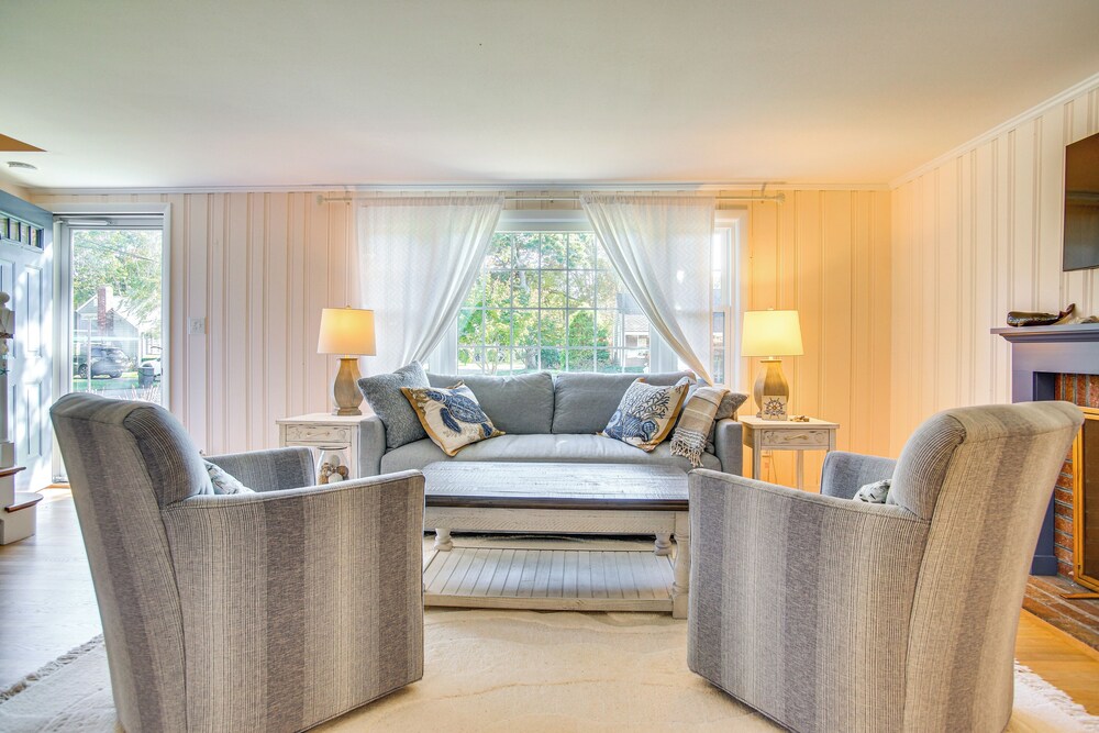 Bike to Private Beach: Cape Cod Escape w/ Sunroom