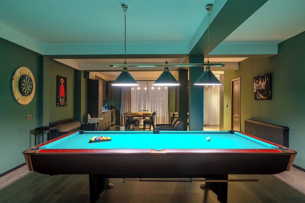 Niabi 4BDR Apartments with billiards