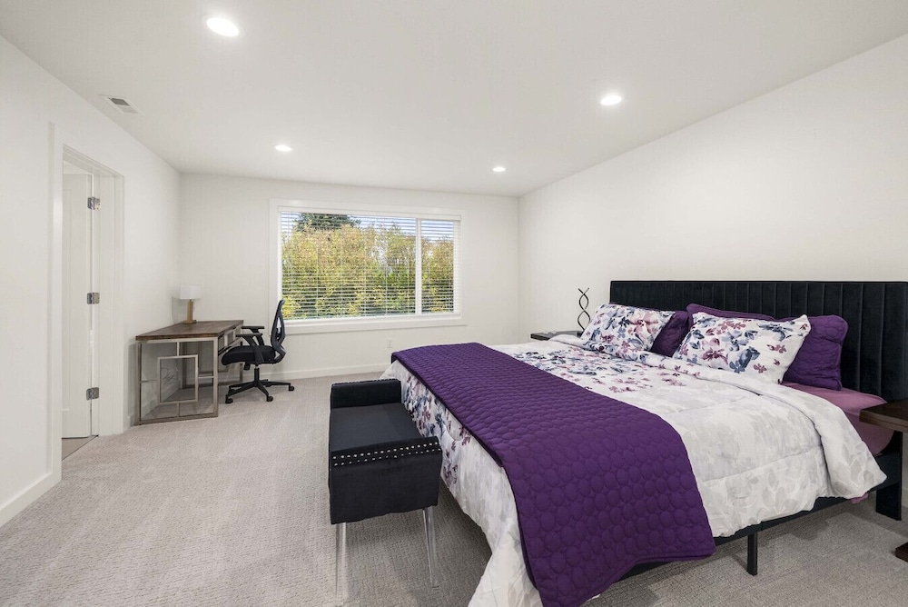 Brand New 5BR Home Fenced Yard Ample Parking