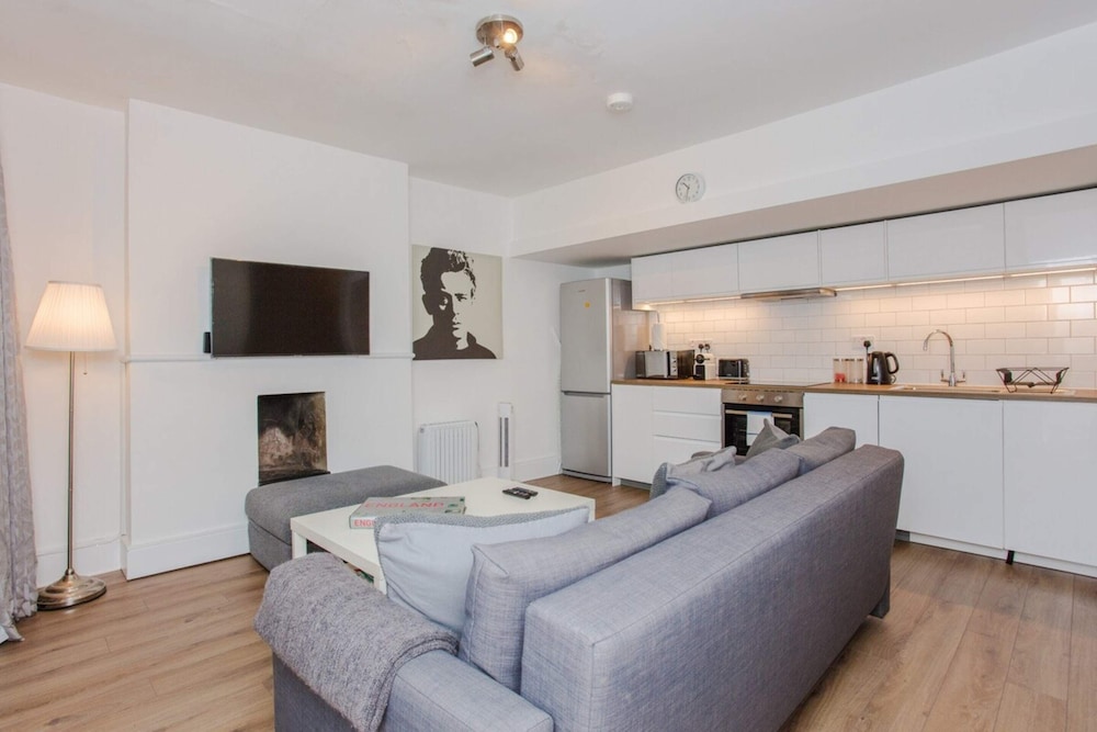 Mountgrove Road Spacious 2 Bedroom Flat