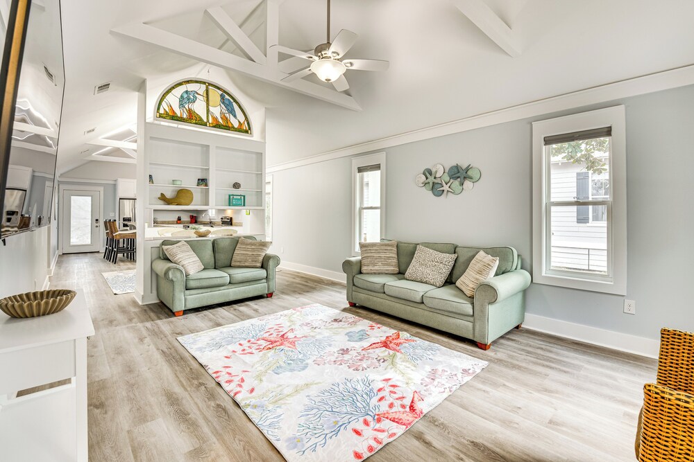 Walk to Choctawhatchee Bay: Santa Rosa Beach Home!