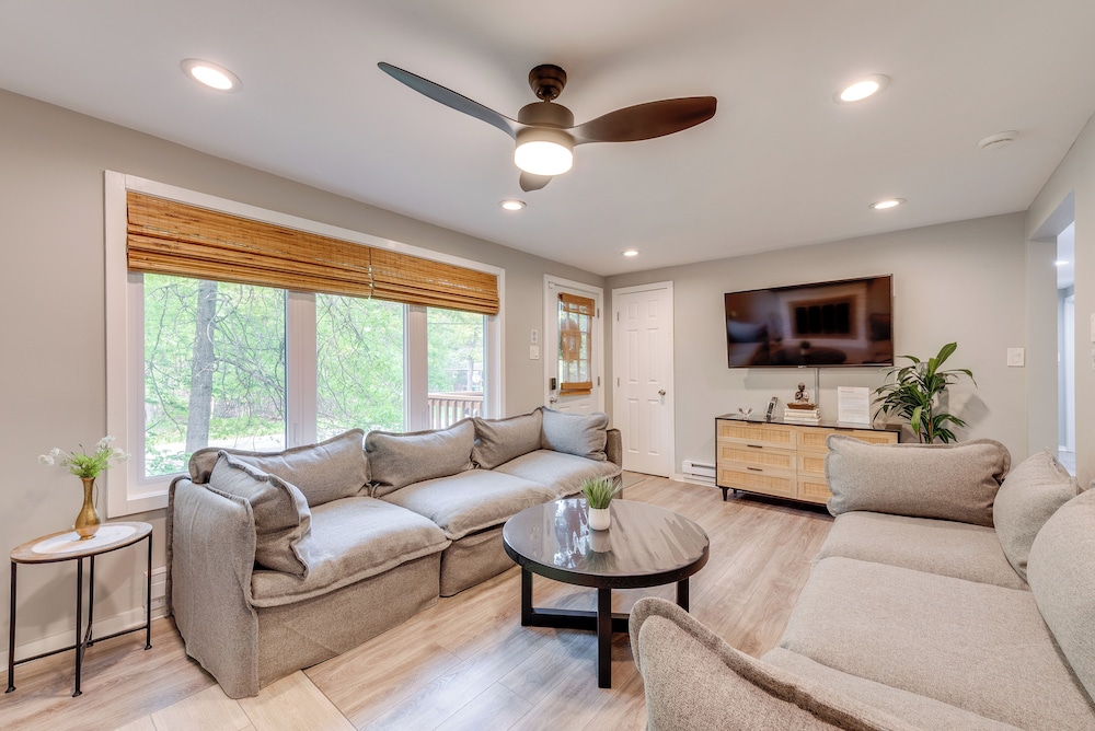 Game Room & Deck: Family Home in Tobyhanna!