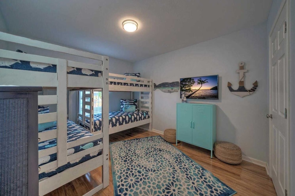 Sleeps 22 2 Homes w/ Private Pool, Game Room, Nature Views 7 BDR Avantstay