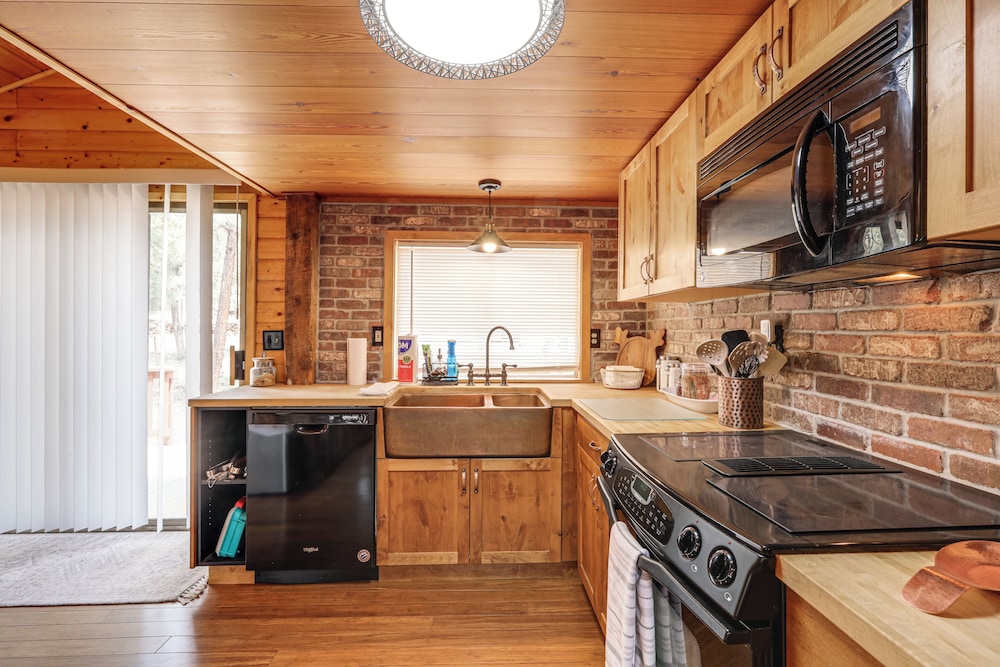 Private Hot Tub & Fire Pit: Pine Cabin Near Hiking