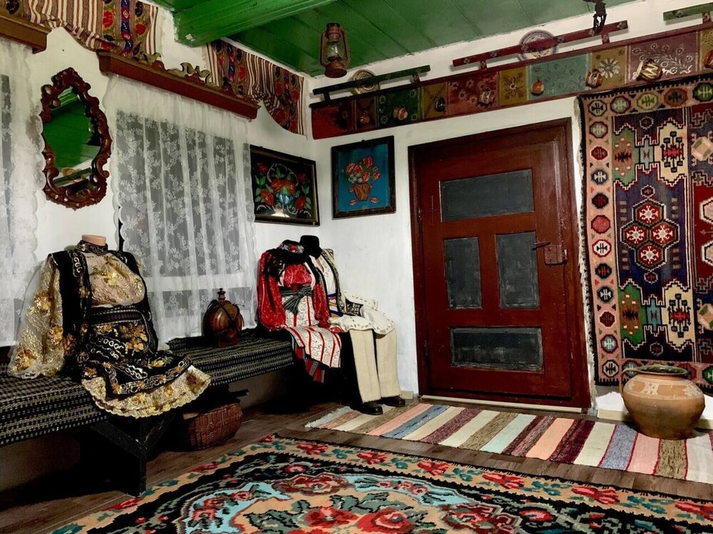 Charming Traditional House in a Pristine Location view 4