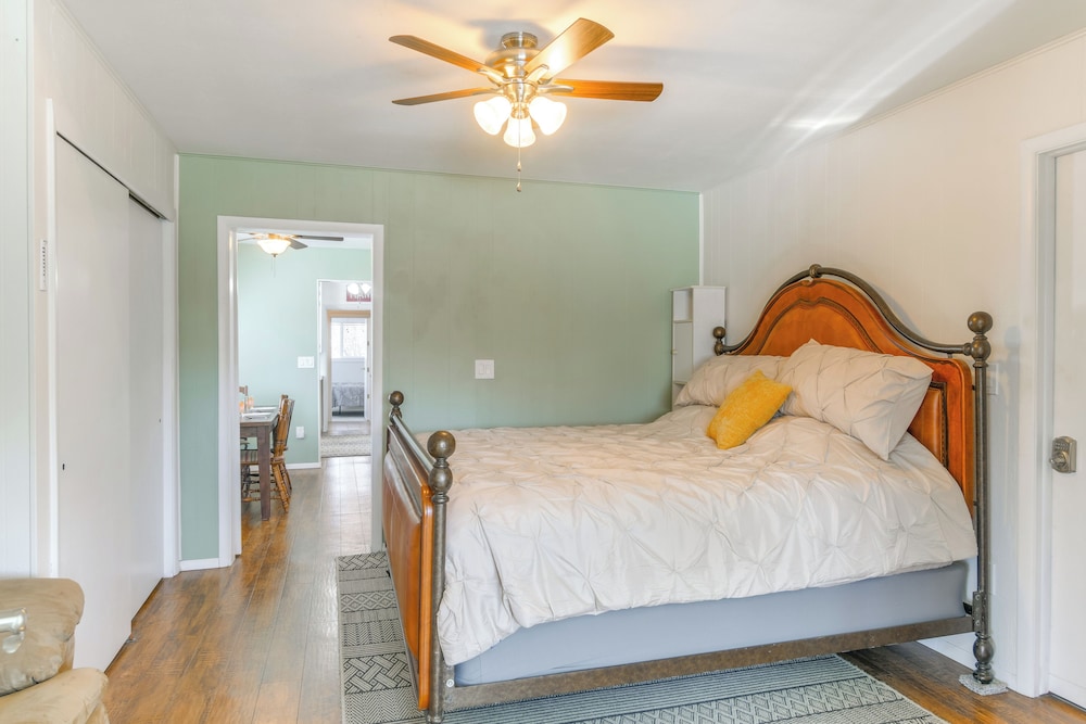 2 Mi to Snake River: Quaint Farmhouse w/ Patio!