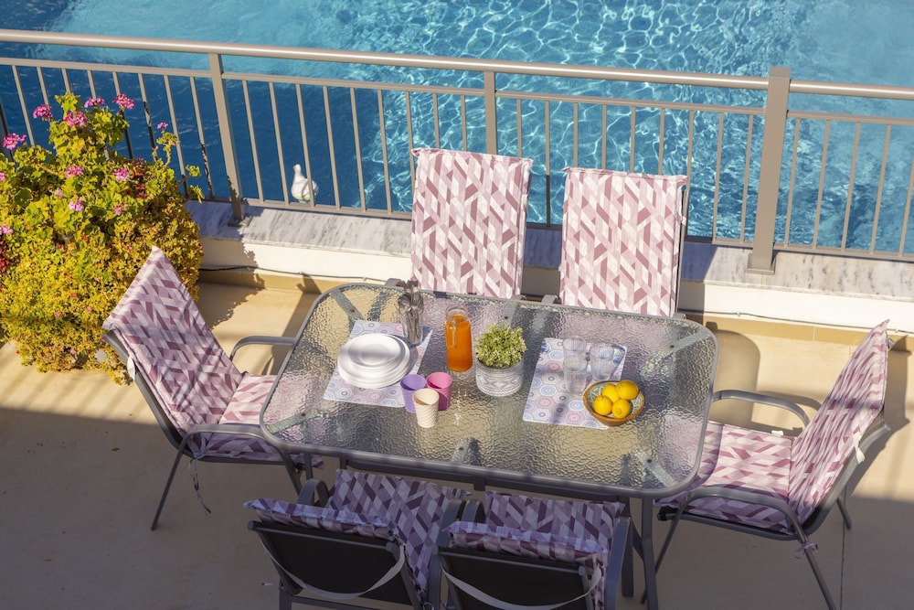 Lenias Sea View in Neo Chorio