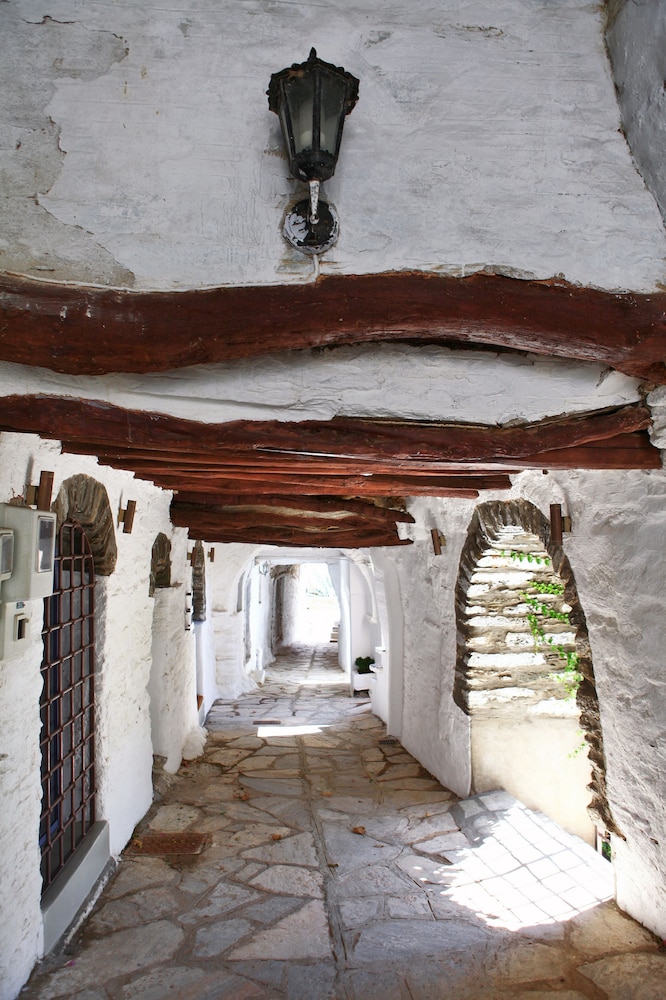 Tinos E Houses
