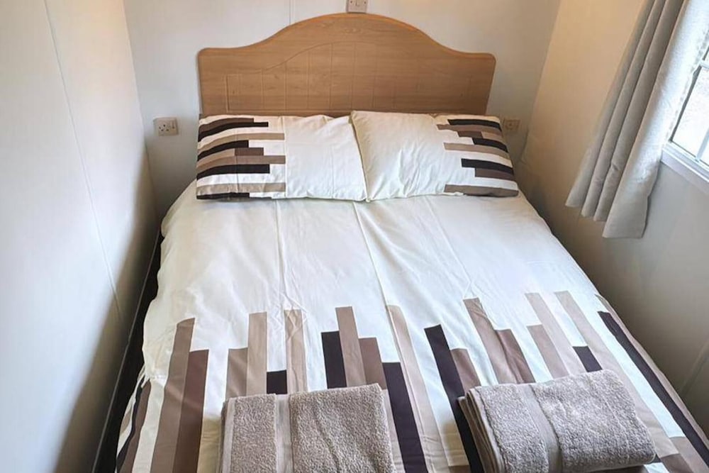 Llanarmon-yn-ial 3-bed Caravan, Sleeps 6