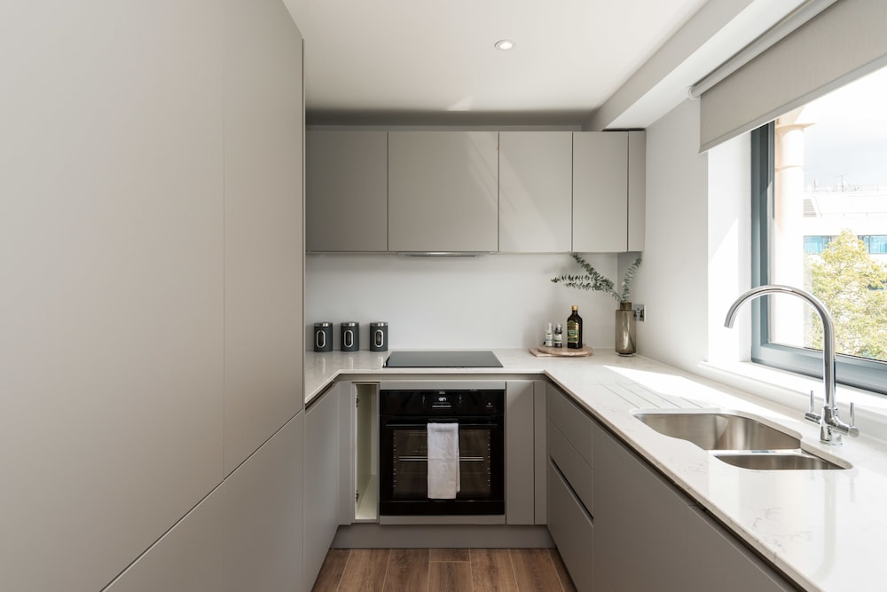 The Carlyle - Elegant Serviced Apartments