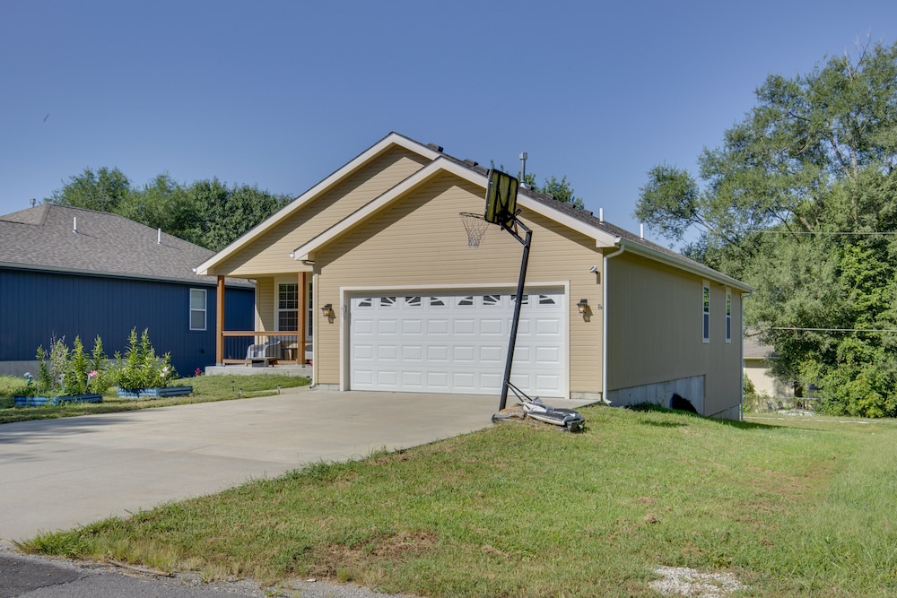 Family-friendly Lansing Home With Covered Balcony! view 4