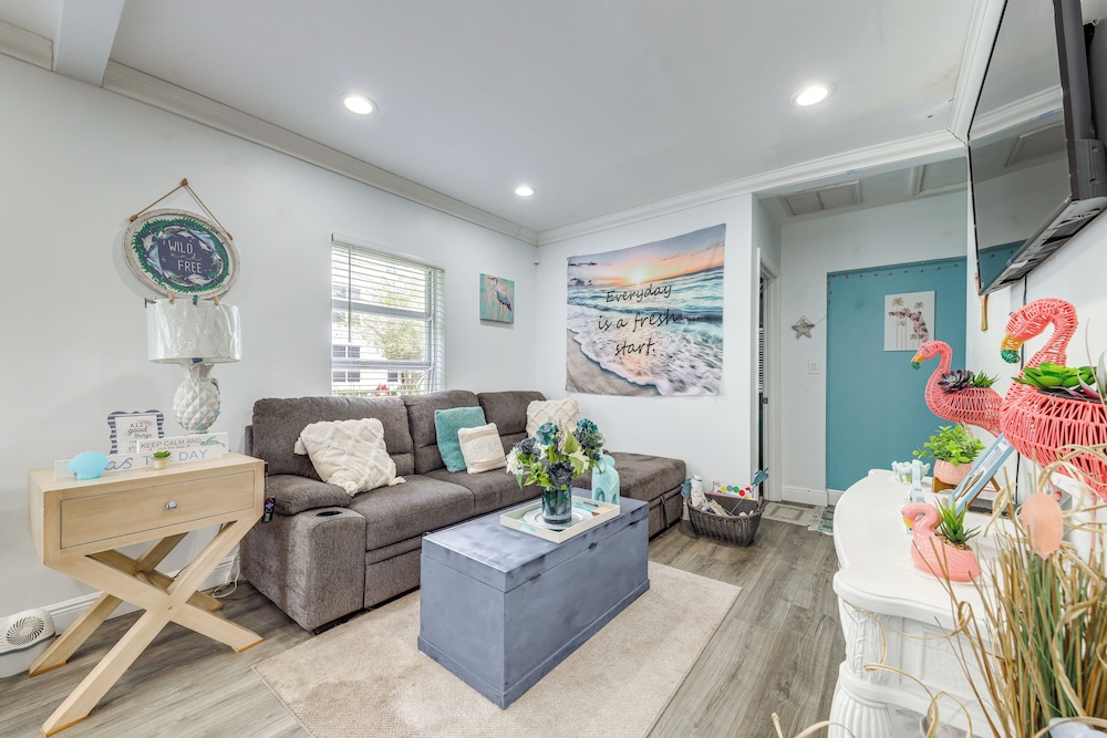 4 Mi to Fort Lauderdale Beach: Dog-friendly Home!