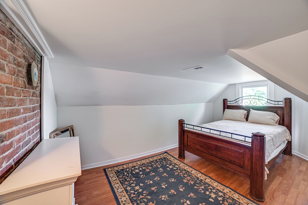 9 Mi to Kentucky Lake: Spacious Victorian Home!