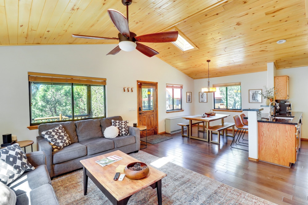 Pet-friendly Show Low Cabin w/ Patio & Gas Grill!