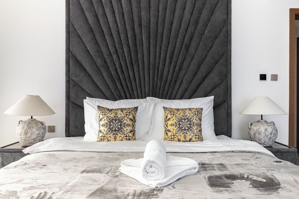 SIMPLY COMFORT Missoni Top Floor with Sea, Canal and Burj Khalifa Views