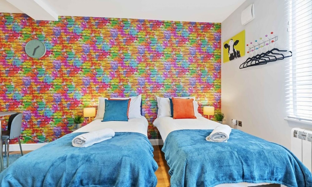 Rainbow Studio - Spacious City Centre - Close to sea - Sleeps 1 to 3 Guests