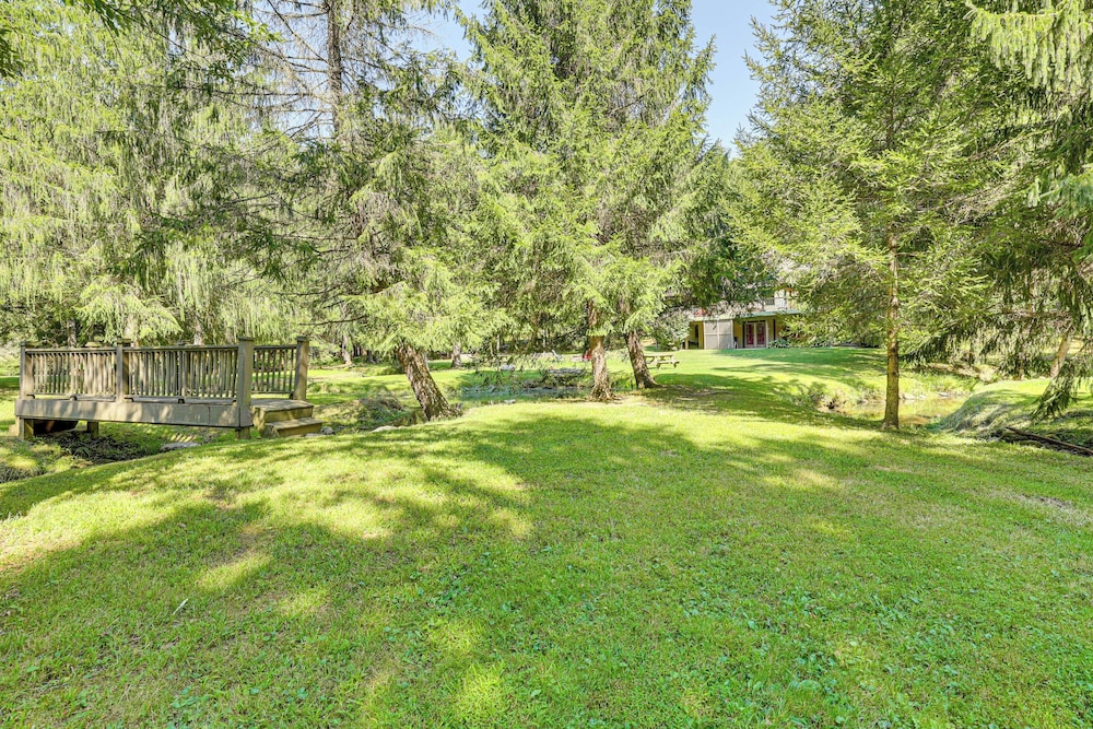 23 Mi to Mohican SP: Group-ready Lodge w/ Hot Tub