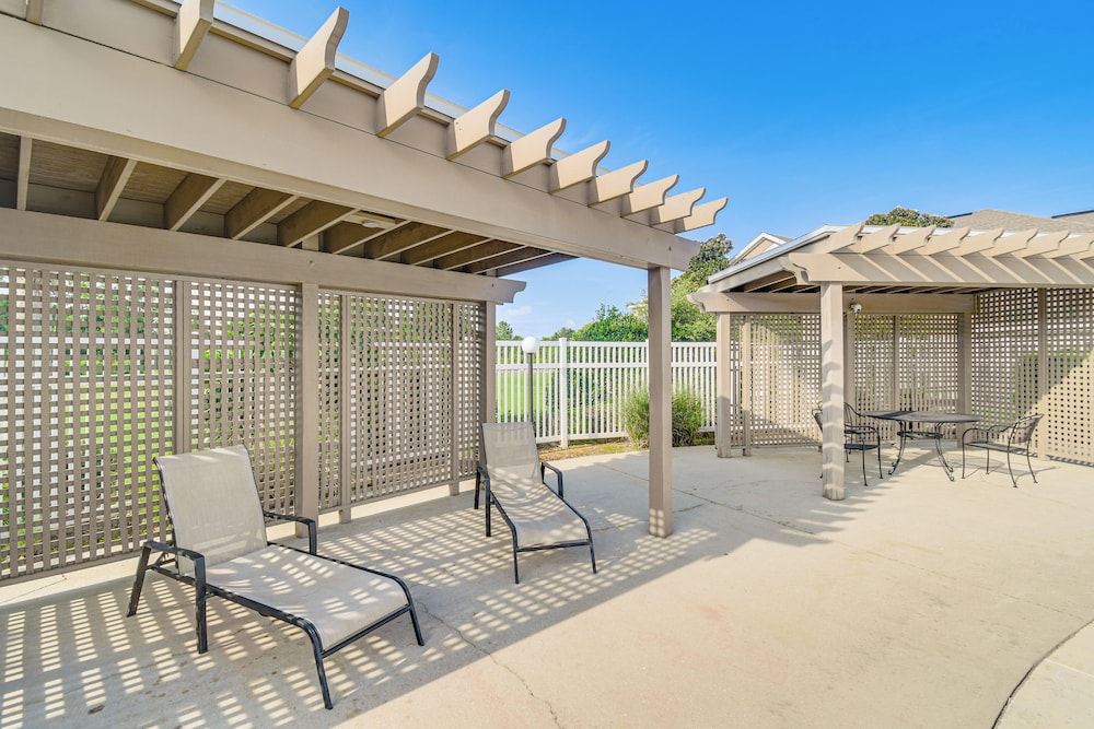 Snowbirds Welcome: Foley Condo w/ Pool Access view 4