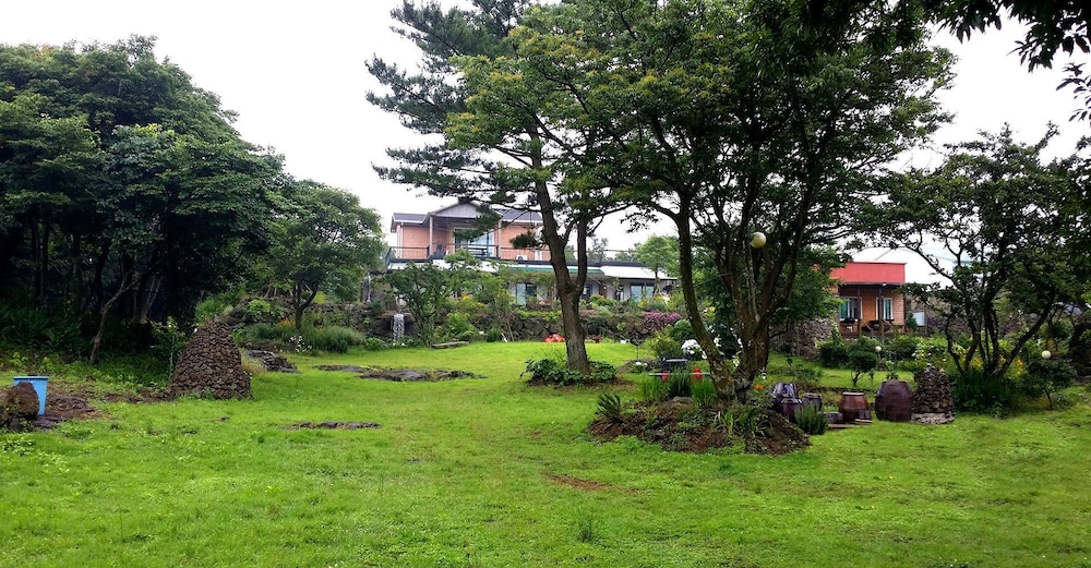 Gotjawal Geomun Oreum Pension