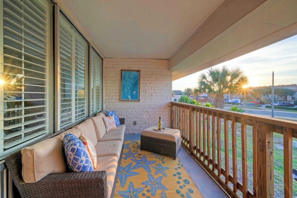 Pour Me a Vacation Mins to Beach, Community Pool+tennis Court, Private Balcony