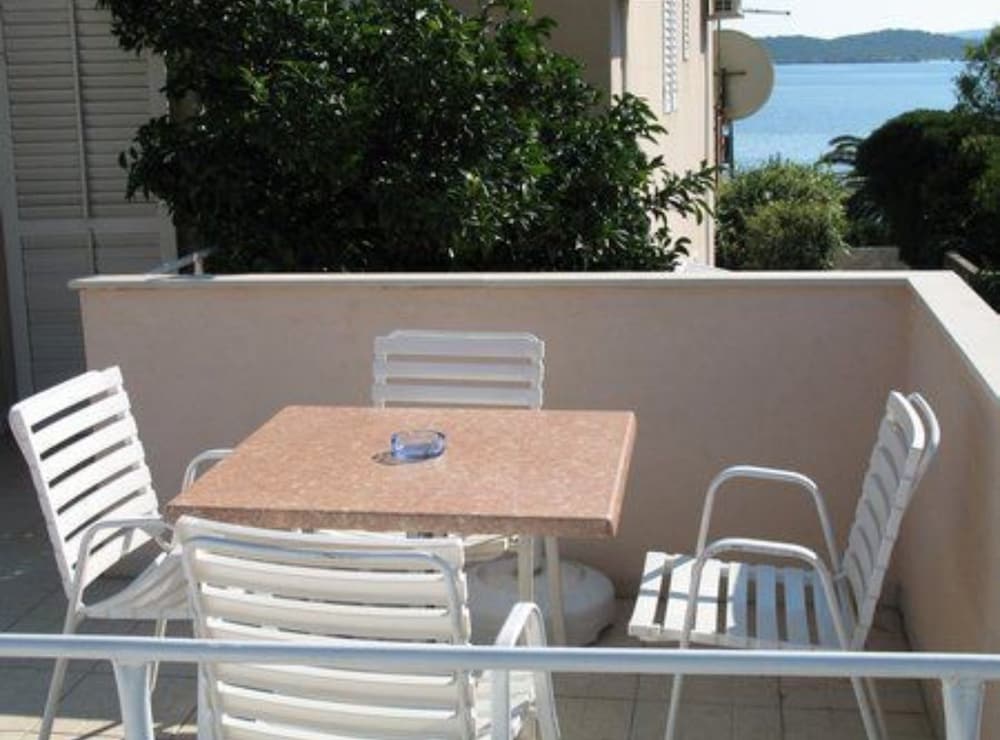 Seafront Apartments Pretner