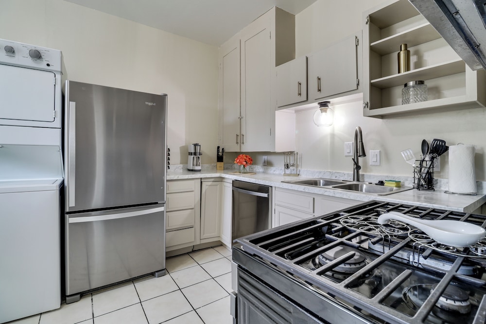 2 Mi to Old Town Abq: East Downtown Triplex Unit