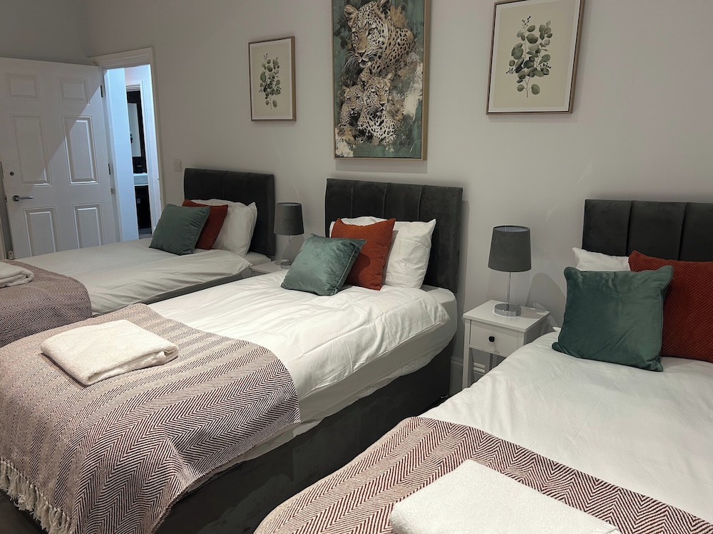 Central Apartment - Sleeps 6 & Near Station