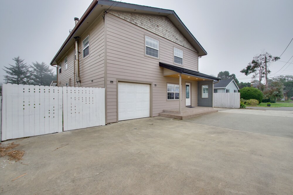 Crescent City Home w/ Hot Tub: Half-block to Beach view 3