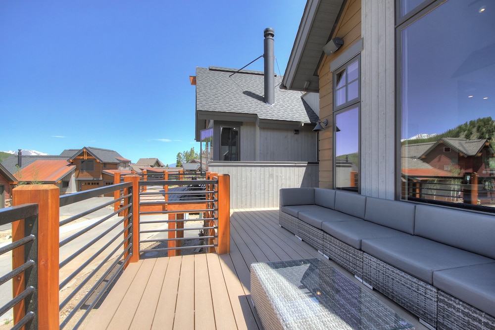 Slope View  3 Bedroom Townhouse by RedAwning