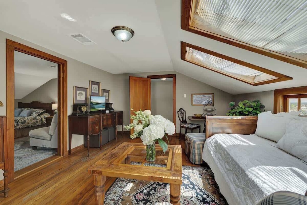 West Suite in Gillespie House -steps to Main Street!