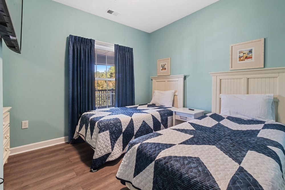 Arbor Trace #832 2 Bedroom Condo by RedAwning view 5
