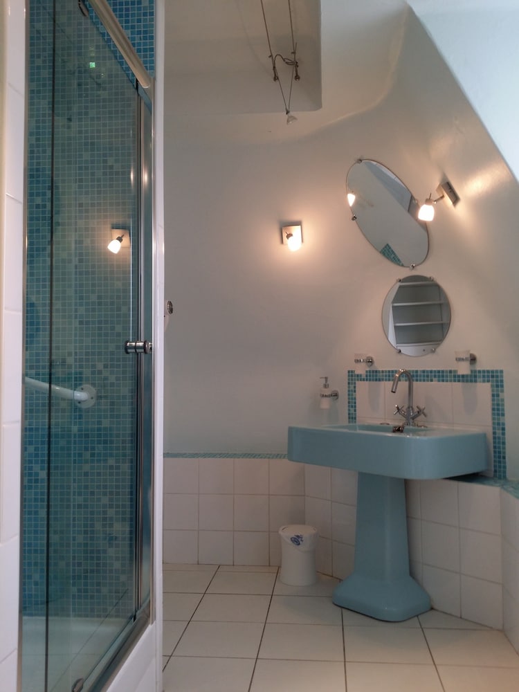 Castel Bayeux Guesthouse