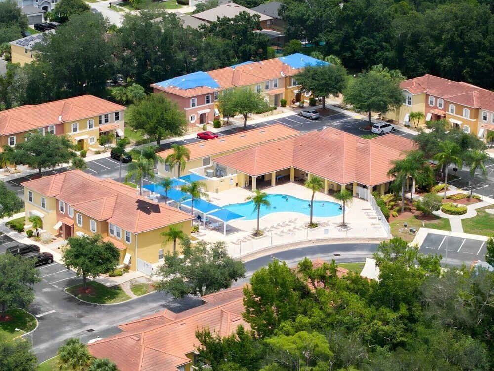 Cozy 4BR Villa w/ Priv Pool Lake Berkley Resort