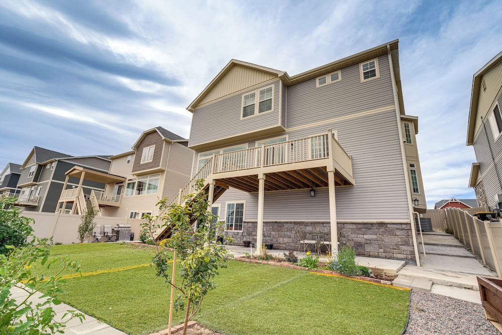 4 Mi to Gaylord Rockies: Modern Aurora Apartment