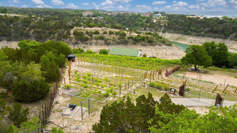 Chardonnay Haus - Unit C