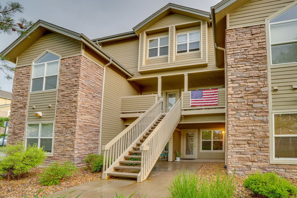 16 Mi to Dia: Townhome w/ Fireplace in Aurora