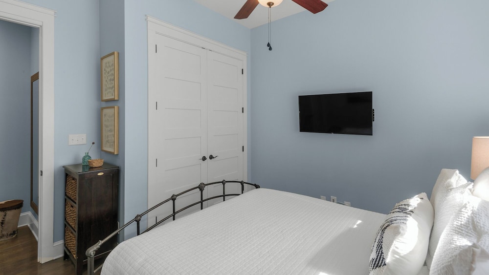 Close to Dining & Shopping; 1-floor Cottage; Community Pool view 3