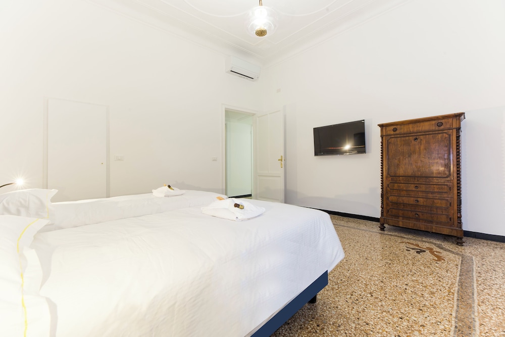 Airy 5BR Flat with Balcony - Old Town