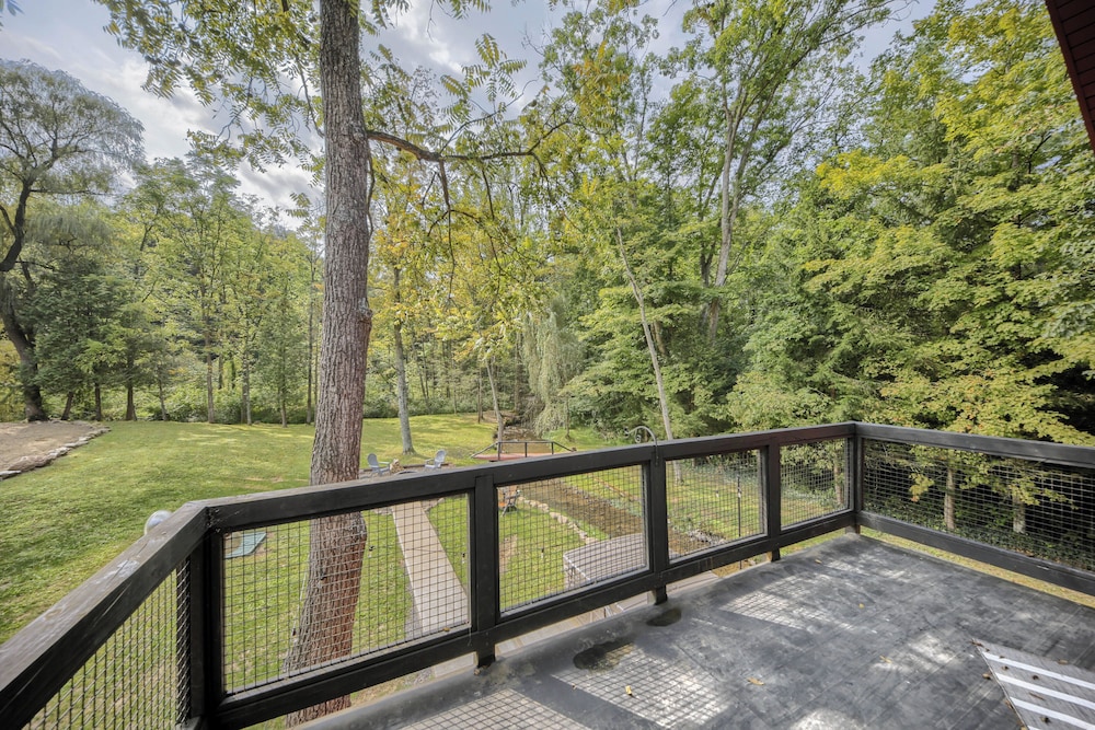 Willow Brook Getaway: Hot Tub, Deck in Mifflinburg