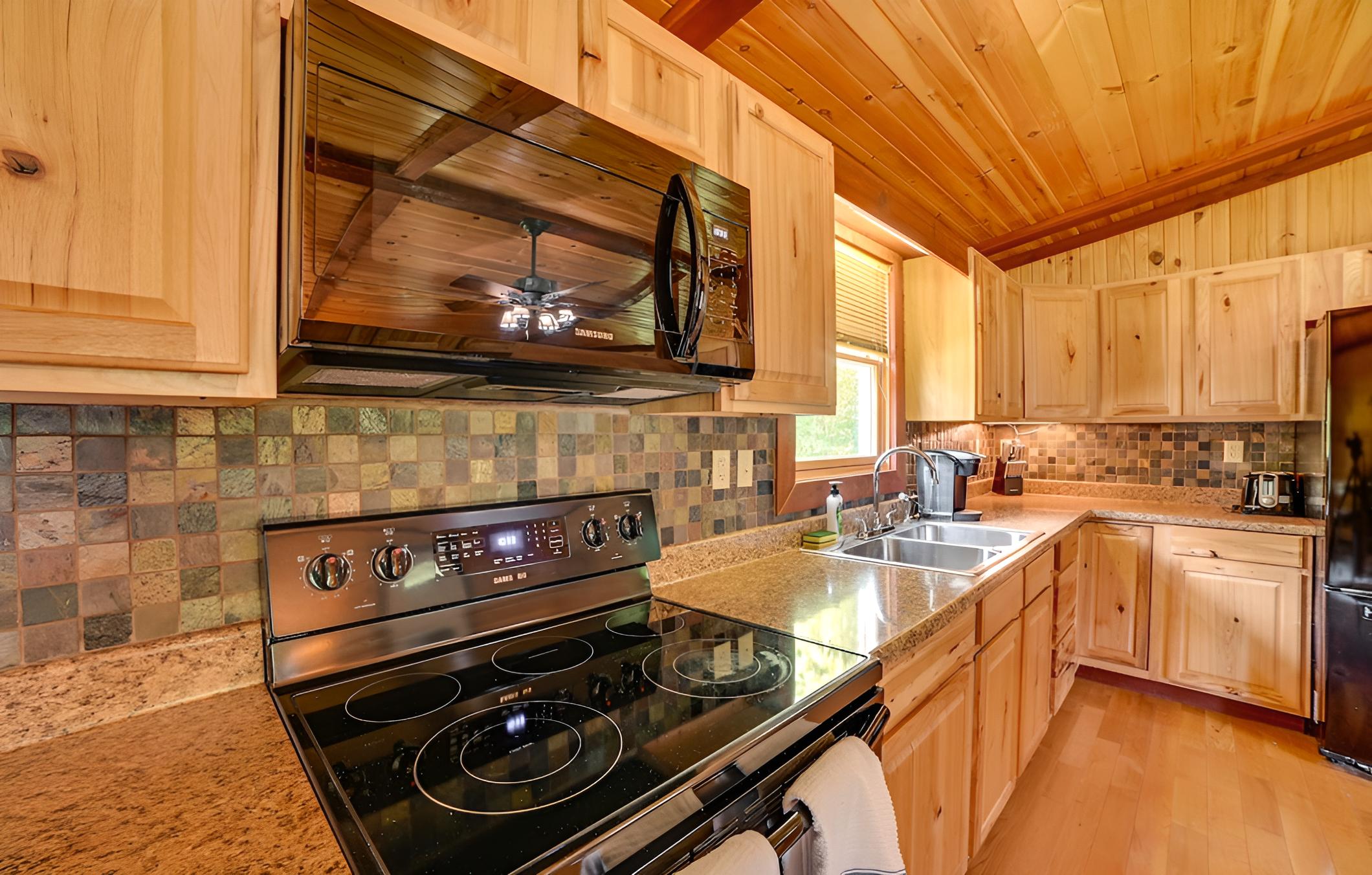Cozy Cabin in Hardin ~ 1 Mi to Kentucky Lake! view 2