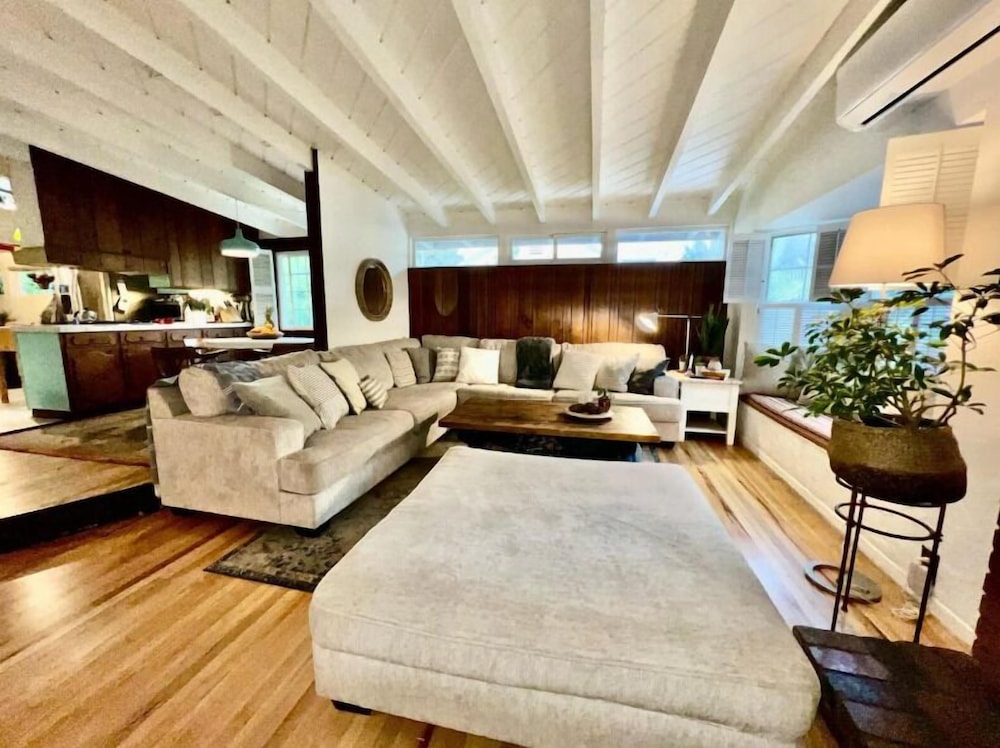 New Cozy Studio 2 Queen Beds, Kitchen Walk to Water