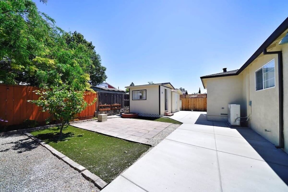 @ Marbella Lane - Vibrant 4BR RWC Ldry + P